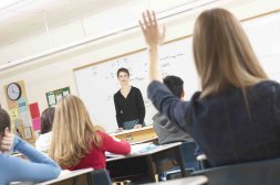 Una alumna levanta la mano en clase para hacer una pregunta a la profesora. /IDEAL