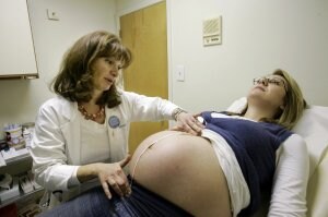 Una médica atiende en la consulta de Ginecología a una embarazada. /IDEAL