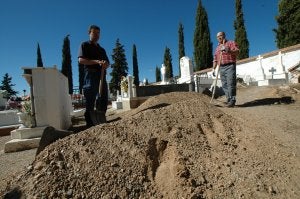 Dos trabajadores en el cementerio. /R. VÍLCHEZ