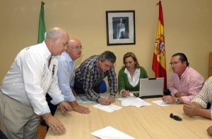 Representantes de la mesa de negociación y de las organizaciones agrarias durante la firma. / EFE