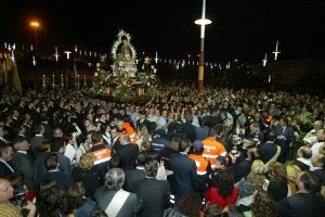 Momento de la llegada al recinto ferial de Jaén a las siete de la tarde de la Morenita, entre aplausos de más de 2.000 personas que aguardaban para darle la bienvenida. /F. J. C.