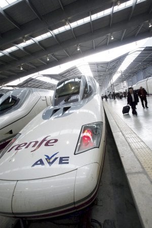 Un tren AVE en los andenes de la Estación María Zambrano de la capital malagueña. :: efe