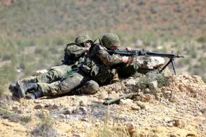 Dos soldados de Infantería de La Legión durante un ejercicio de tiro en el Campo de Maniobras. :: IDEAL
