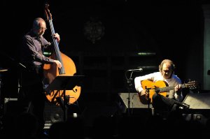 En Jerez. El que fuera bajista con Miles Davis, Dave Holland, y Pepe Habichuela se entienden de lujo en las tablas. «Eso se verá en el disco», dice el granadino. ::
IDEAL