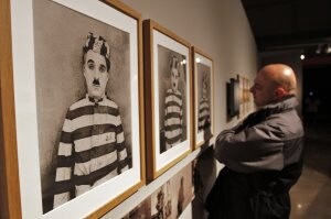 Un visitante observa una de las fotos de la exposición. ::                             RAMÓN L. PÉREZ