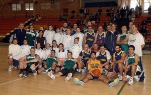 Foto de familia de los participantes en el triangular amistoso celebrado en el pabellón Julián Jiménez. :: ENRIQUE