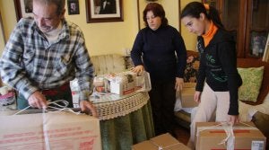 La familia está empaquetando todas sus pertenencias para irse a un piso alquilado. :: ROMÁN