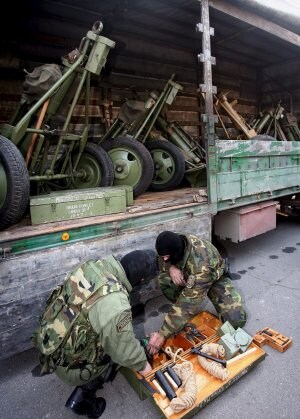 Agentes examinan las armas halladas en un camión búlgaro. ::
EFE