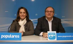 Luisa García Chamorro, a la izquierda, dio a conocer la decisión del PP.