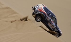 Arriesgado. Stephane Peterhansel afronta la bajada de una duna al volante de su BMW. ::
AP