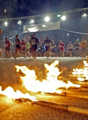 Momento de la salida de la carrera con los atletas de élite en primera fila, entre ellos la palentina Marta Domínguez. ::                             FRANCIS J. CANO