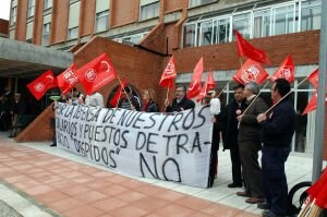 Los sindicatos en la protesta realizada ayer. ::
ENRIQUE