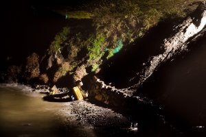 La excavadora en la que trabajaba la víctima reparando la N-340, anoche, en la playa de Albuñol. :: JAVIER MARTÍN