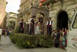 Concurso de carrozas del Viernes de Romería del año 1977. ::                             M. ÁNGEL