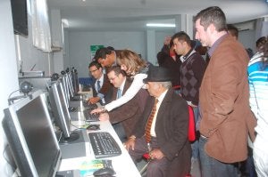 Visita del delegado provincial Francisco Cuenca (al fondo). ::
CHAPA