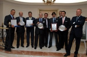 Curro Díaz con el alcalde, maestros del toreo y organizadores del acto de la entrega del 'Trofeo Manolete' ::                             ENRIQUE