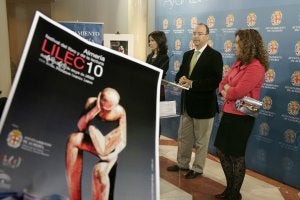 El alcalde de Almería, entre la delegada y la concejala de Cultura, en la presentación oficial del Festival de Libro y de la Lectura. ::                             IDEAL
