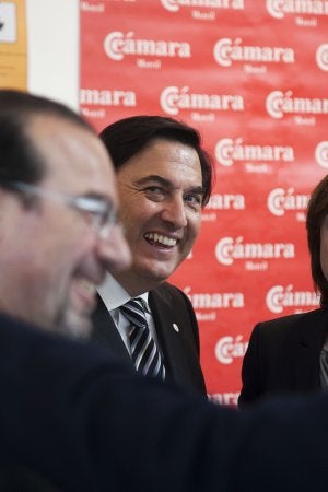 Colaboración. Gijón, nuevo presidente de la Cámara de Motril. En primer término, el presidente de la Cámara de Granada, Javier Jiménez. ::                             J. MARTÍN