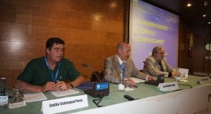 El juez Emilio Calatayud, el moderador, José Caballero, y el doctor Javier Aizpiri, en el debate ::                             ALFREDO AGUILAR