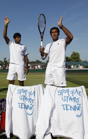 Rohan Bopanna y Aisam Ul-Haq Quresi saludan al público en Wimbledon. En las sudaderas, su lema: 'Parad la guerra; empezad el tenis'. :: IAN KINGTON/AFP
