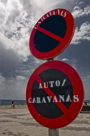 Las señales que prohíben las autocaravanas están colocadas en todas las playas. :: JAVIER MARTÍN