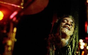 El percusionista brasileño Rubem Dantas toca hoy en Almuñécar. ::
IDEAL