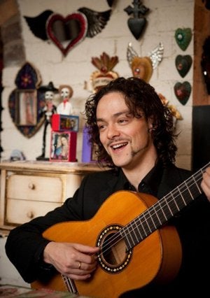 Diego Guerrero y su inseparable guitarra. :: J. J. GARCÍA