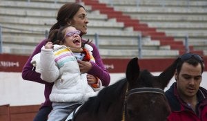 Una pequeña con discapacidad participa en una sesión de hipoterapia, curso que se reanudará mañana. ::                             JAVIER MARTÍN