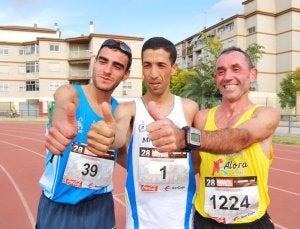 Los tres primeros clasificados posan orgullosos.