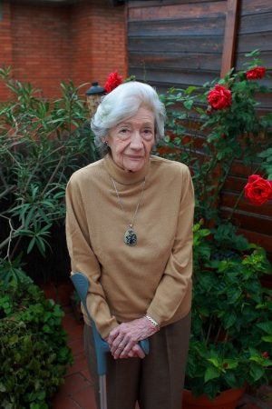 Ana María Matute en la terraza de su casa. :: JOSÉ LUIS NOCITO