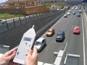 Midiendo el ruido del tráfico con un sonómetro. ::
JUAN SOTO