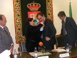 La alcaldesa de Arroyo coloca la distinción al ministro. :: M. RODRÍGUEZ