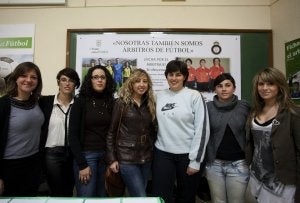 Siete de las diez colegiadas granadinas de fútbol sala, en la sede del CTAAF ayer. :: ALFREDO AGUILAR