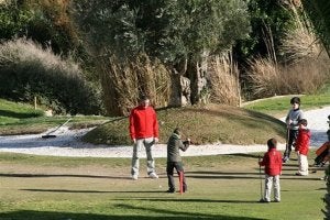 Esfuerzo. Los pequeños, en el hoyo 2 de La Envía en el torneo del domingo. :: IDEAL