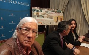 Pérez Siquier, en primer término, durante la presentación de la muestra. :: M. MANZANO