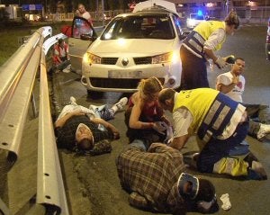 Dos sanitarios atienden a las víctimas de un accidente de tráfico en una zona de ocio nocturno. :: LUIS CALABOR