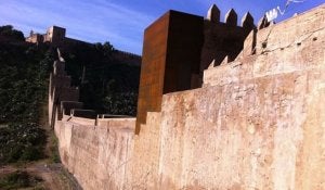 Vista panorámica de la Muralla de Jayrán, en la que destaca el acero corten aplicado a uno de los torreones restaurados. :: IDEAL