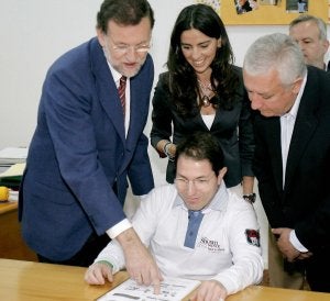 Cristina Ruiz junto a Rajoy y Arenas cuando visitaron la fundación en abril de 2010. :: ROLDÁN SERRANO