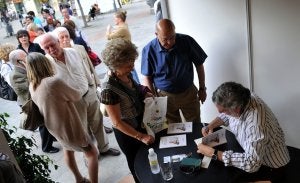 Granadinos guardan cola para que Andrés Cárdenas les firme su libro. :: PACO ORTIZ