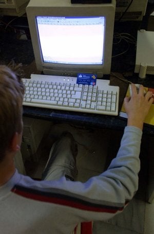 Un niño navega por Internet. :: IDEAL