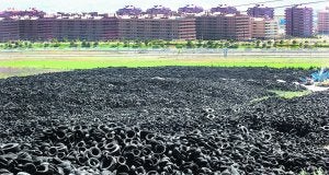 El vertedero ilegal de Seseña con la urbanización de El Pocero al fondo. :: ÁLVARO RODRÍGUEZ