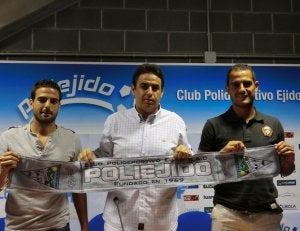 Dani Salas y Pepe, en los flancos, mostrando una insignia del Poli Ejido. :: IDEAL