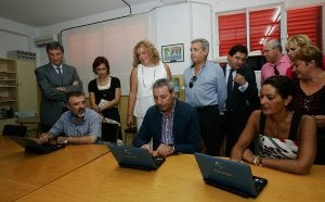 El consejero de Educación, Francisco Álvarez de la Chica (centro), ayer en el colegio Príncipe Felipe de Motril. :: JAVI MARTÍN