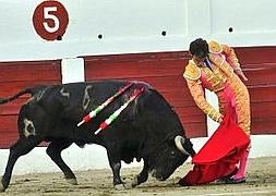 José Tomás consiguió una oreja en un de los toros de su lote. :: ENRIQUE