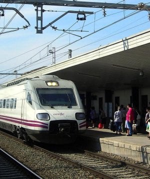 Llegada del tren Alaris a la estación de Linares-Baeza en su primer trayecto realizado esta semana. :: E