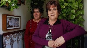 María Palma, en primer plano, con su prima Josefa Cabra, en su casa de Albuñuelas. :: ALFREDO AGUILAR