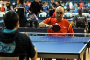 Al fondo, el campeón del Open de Silla, Miguel Rodríguez, disputando uno de sus encuentros. ::
IDEAL