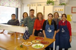 Alumnos y profesores en una de las puestas en común, esta vez culinaria, del proyecto. :: IDEAL
