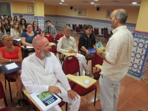 Los participantes en el curso sobre salud, con el profesor Juan Calatraba prestan atención a uno de los ponentes . :: IDEAL