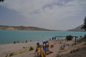 La 'playa' de Freila tiene hasta un parque infantil para los más pequeños. :: J. UTRERA